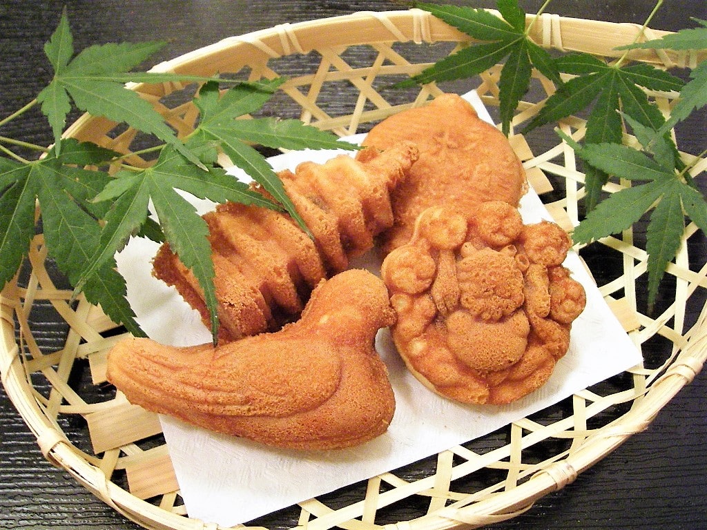 Sample Traditional Japanese Sweets at Age-Old Confectioneries